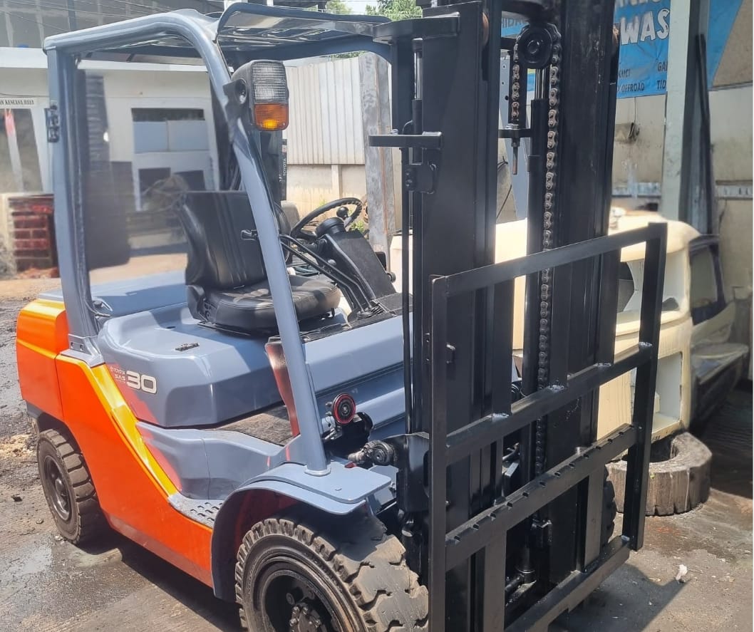 Tutorial Praktis Penggantian Filter Solar Forklift Diesel 2-10 Ton Merek TCM, Toyota, Mitsubishi Agar Mesin Selalu Prima.