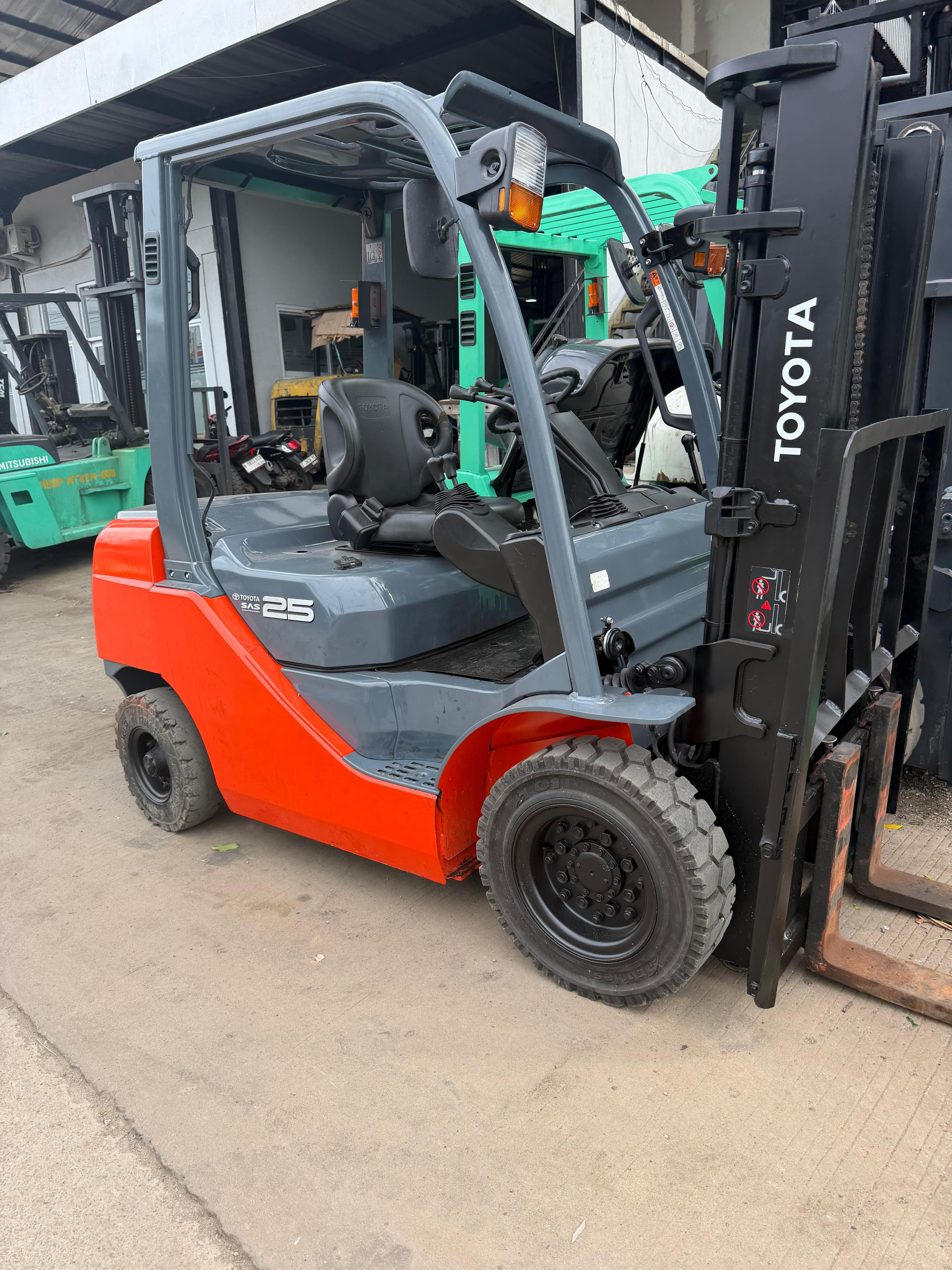 Perbedaan Forklift TCM dan Toyota