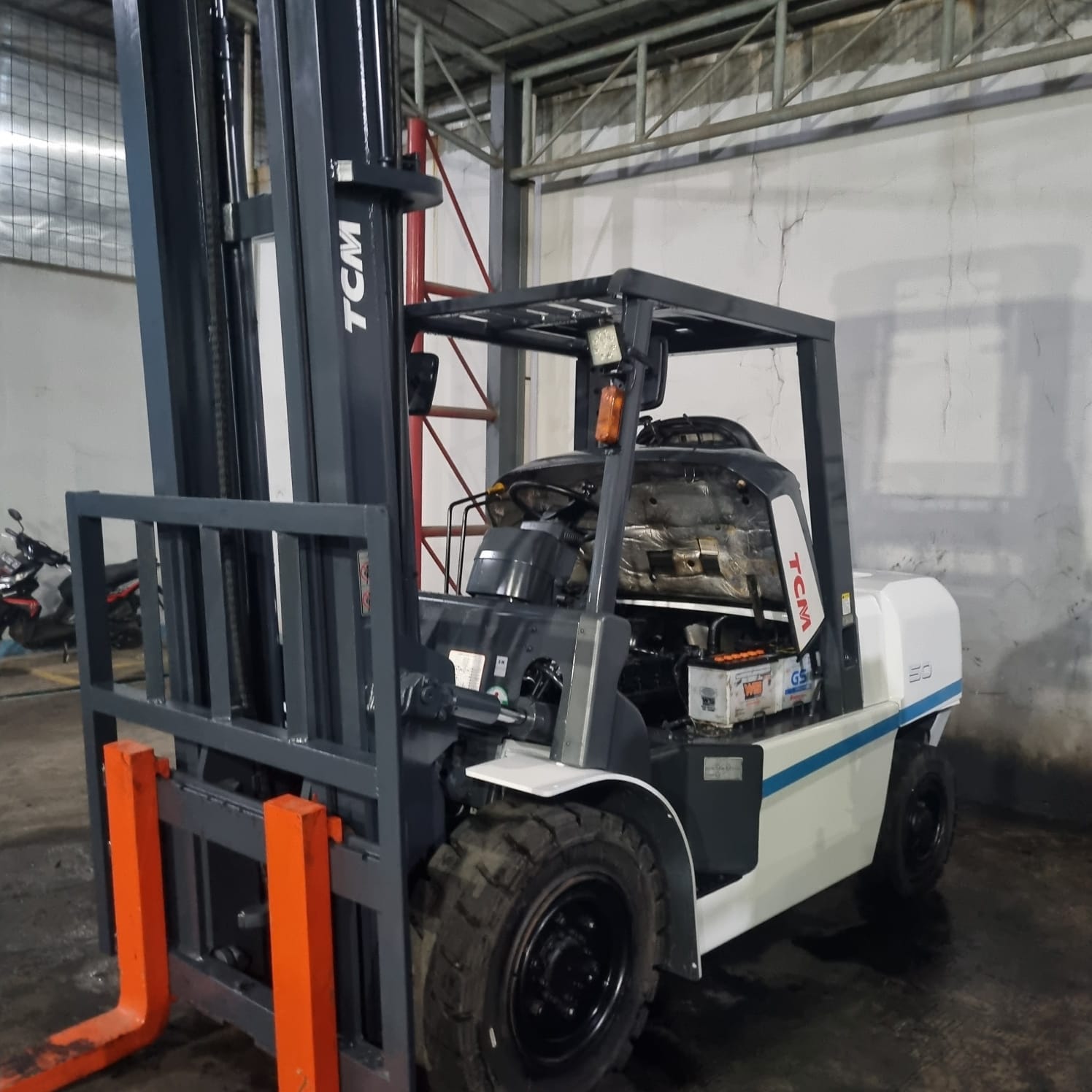 Solusi Perbaikan Cepat Masalah Rem Blong pada Forklift Diesel TCM Manual 3 Ton dengan Penggantian Kampas dan Minyak Rem.