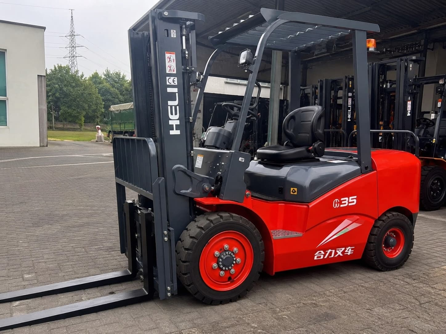 Forklift Heli Bekas: Pilihan Cerdas untuk Bisnis Anda yang Hemat Biaya