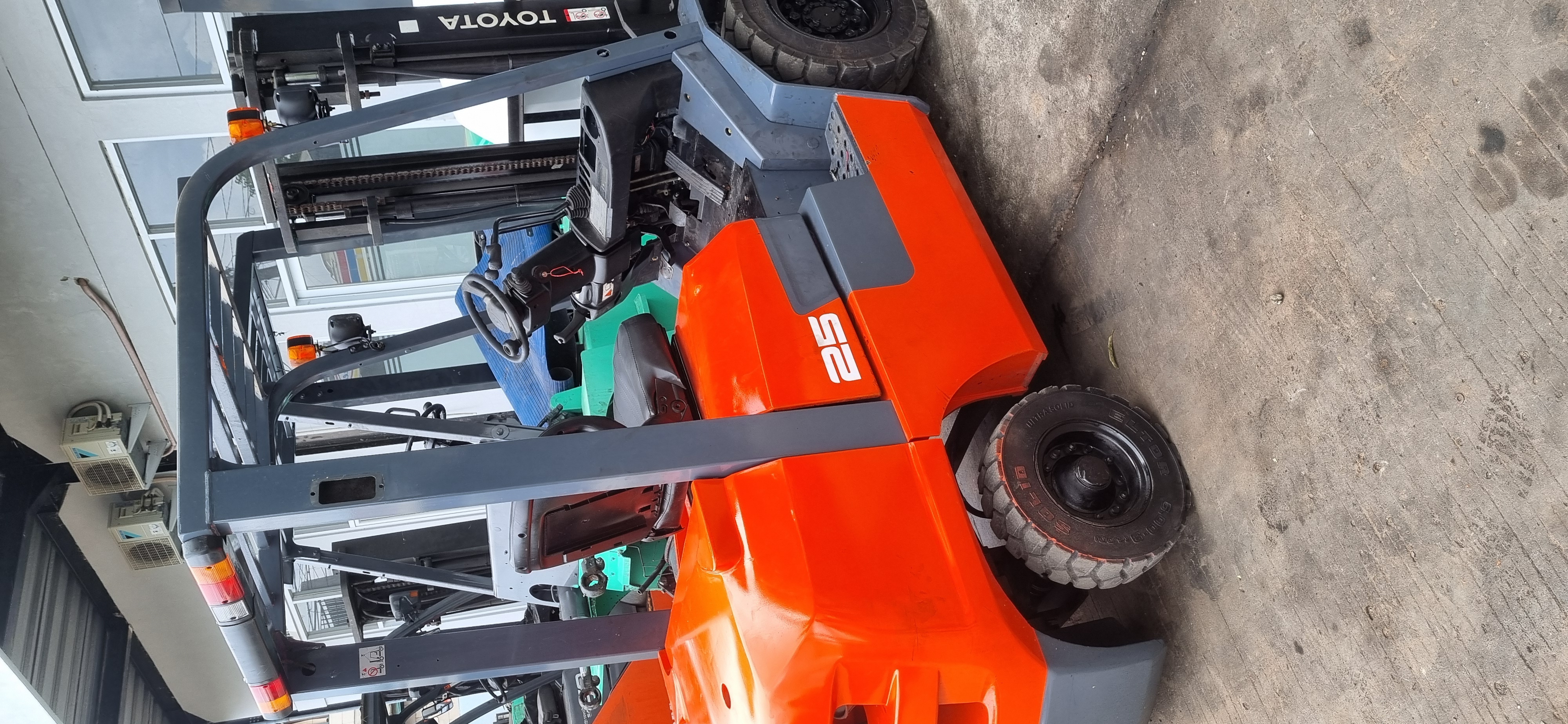 Forklift Manual Bekas: Solusi Hemat untuk Kebutuhan Operasional Anda